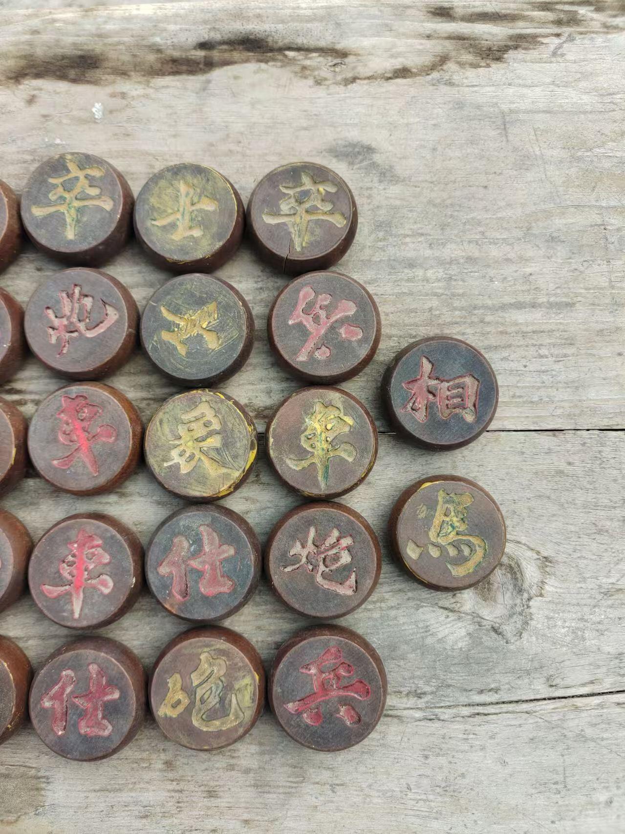 清代木制象棋一套，老物件，字迹清晰，棋子直径约4.5cm，具体数量见图。老木头材质，有岁月痕迹，整体成色还可以，有几个裂的，不缺肉，适合收藏或摆件