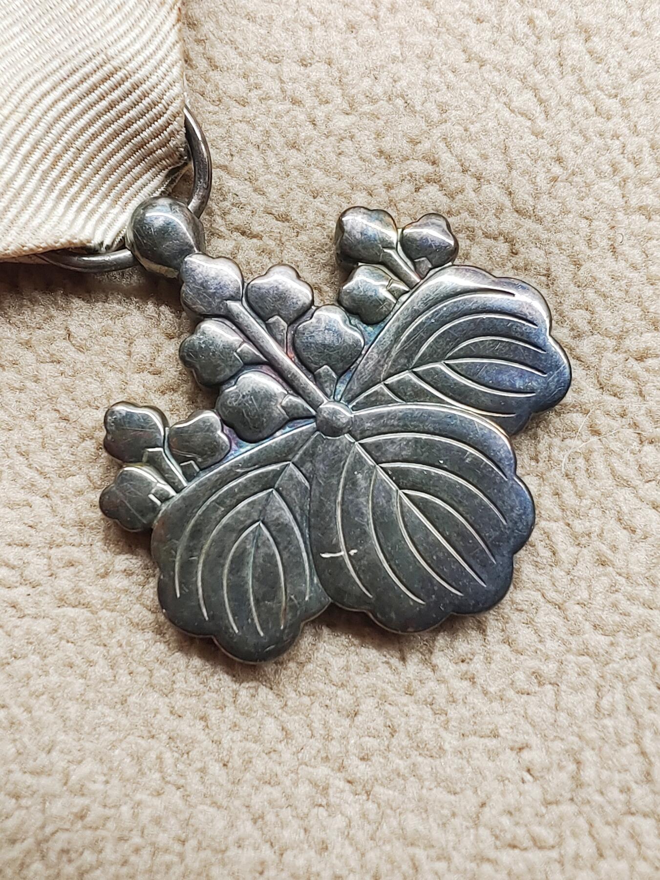 银质勋八等白色桐叶勋章