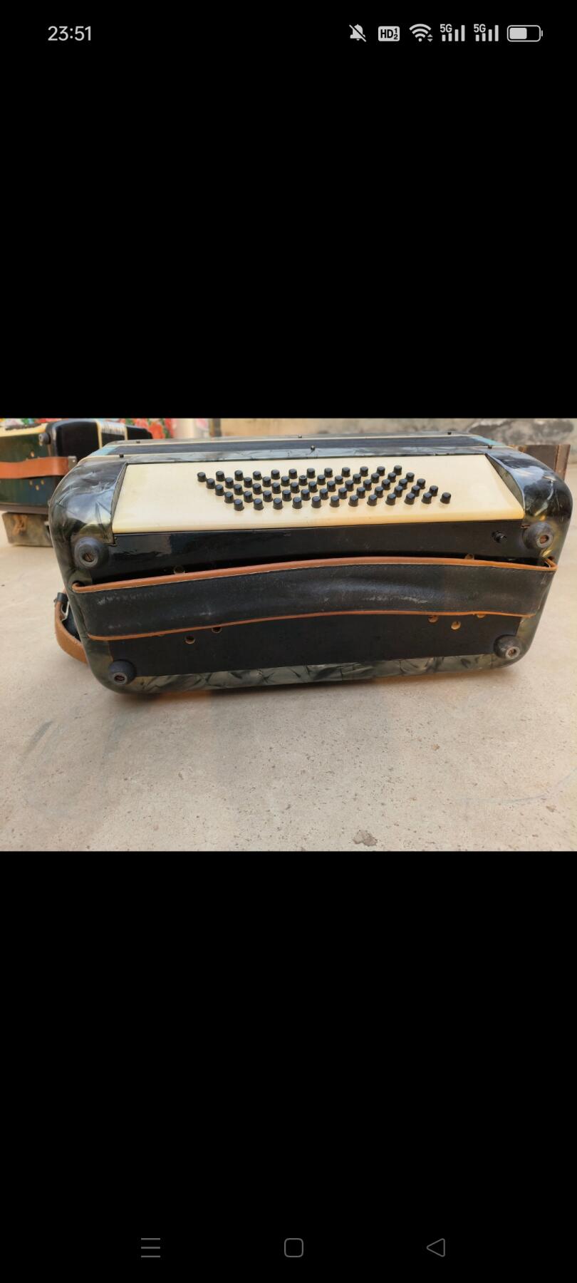 下乡淘到，文革时期星海牌手风琴，北京乐器厂1975年出厂，带有说明书，有编号有规格，品相好正常使用，音质嘹亮悦耳，可使用，收藏价值很高，保存完整，包老！