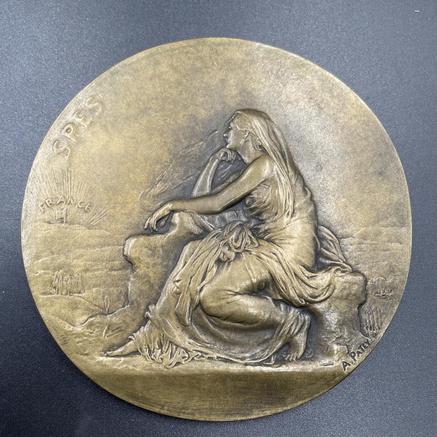 「木头集藏」“ 新岁撷珍”——章牌精品专场！  A.Patey～1889年尚蒂伊市感恩奥马勒公爵大铜章，直径：102 mm，正面身披薄纱的女性，侧身坐在岩石上，手托脸颊望向远方，日出之上刻有FRANCE，象征法国的复兴与希望；背面尚蒂伊市的居民向公爵表达敬意。法语：尚蒂伊市感恩的居民，1889年3月11日，赠予奥马勒公爵殿下，背景是尚蒂伊城堡，这是奥马勒公爵的主要居所，也是法国重要的文化遗产，少见大版，品相不错。