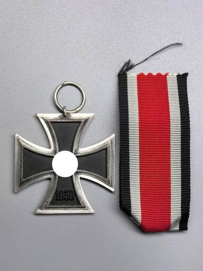 小驴勋章奖章收藏2月7日周六晚六点拍卖（珍爱和平，收藏战争，铭记历史，勿忘国耻，忠党爱国。有偿代拍，送拍规则在简介最后，参拍须阅读规则后再参拍，关系到运费包装发货时效真假辨别等关键信息，拍卖时不再发原图，看大图店主微信码在拍卖店铺介绍里） - 得2二级铁十字勋章，环打4厂标，边框有抛光痕迹