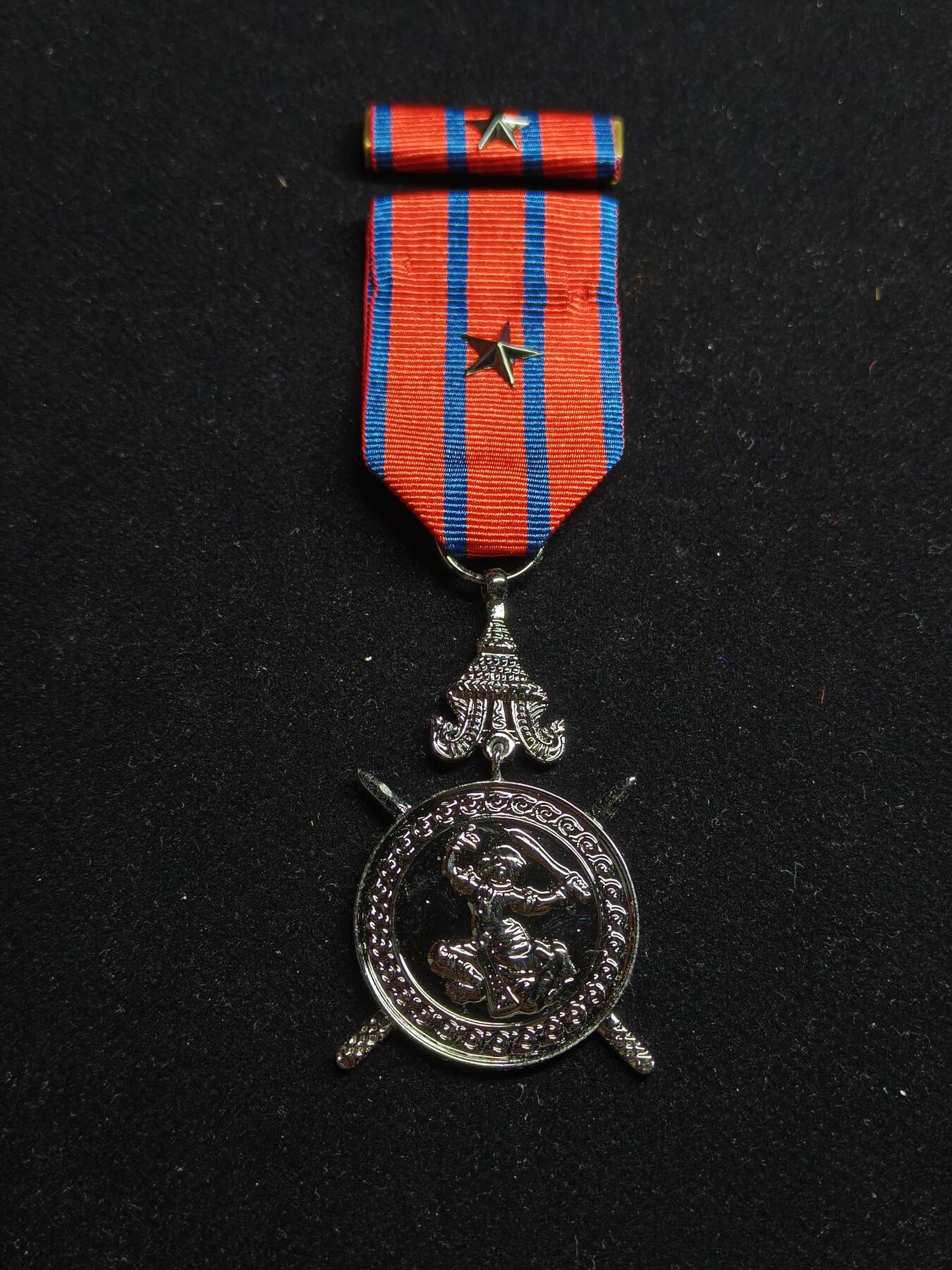 2026新年第一场  少见 柬埔寨铜级国防奖章 带原盒 带战斗星勋饰