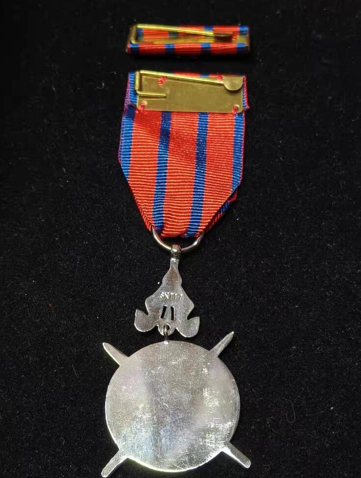 2026新年第一场  少见 柬埔寨银级国防奖章 带原盒 带战斗星勋饰