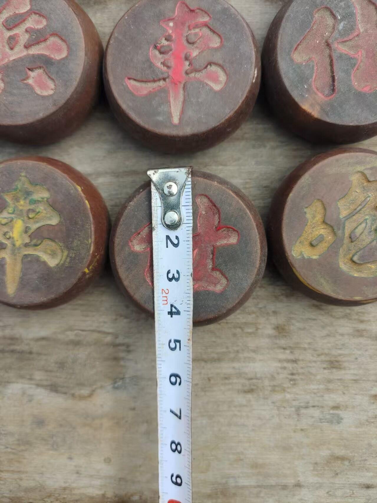 清代木制象棋一套，老物件，字迹清晰，棋子直径约4.5cm，具体数量见图。老木头材质，有岁月痕迹，整体成色还可以，有几个裂的，不缺肉，适合收藏或摆件