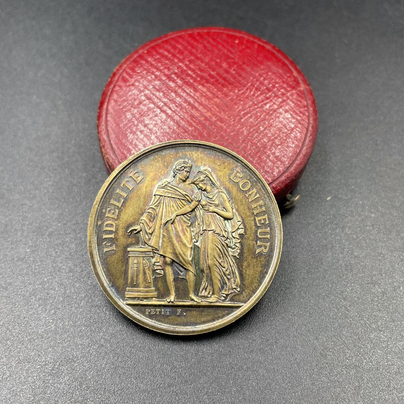 「木头集藏」“ 新岁撷珍”——章牌精品专场！ PETIT F.～1877年法国婚礼原盒纪念银章，直径：33 mm，16.3 g。边铭：蜜蜂 ARGENT （1860-1880）正面法语：忠诚、幸福！保存较好，原盒正常使用。