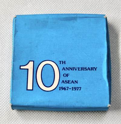 甄臻铺-世界币章拍卖（第49期）精品场拍品征集中，送拍享返佣金等优惠多多 - 新加坡 东盟成立10周年银币（带包装）