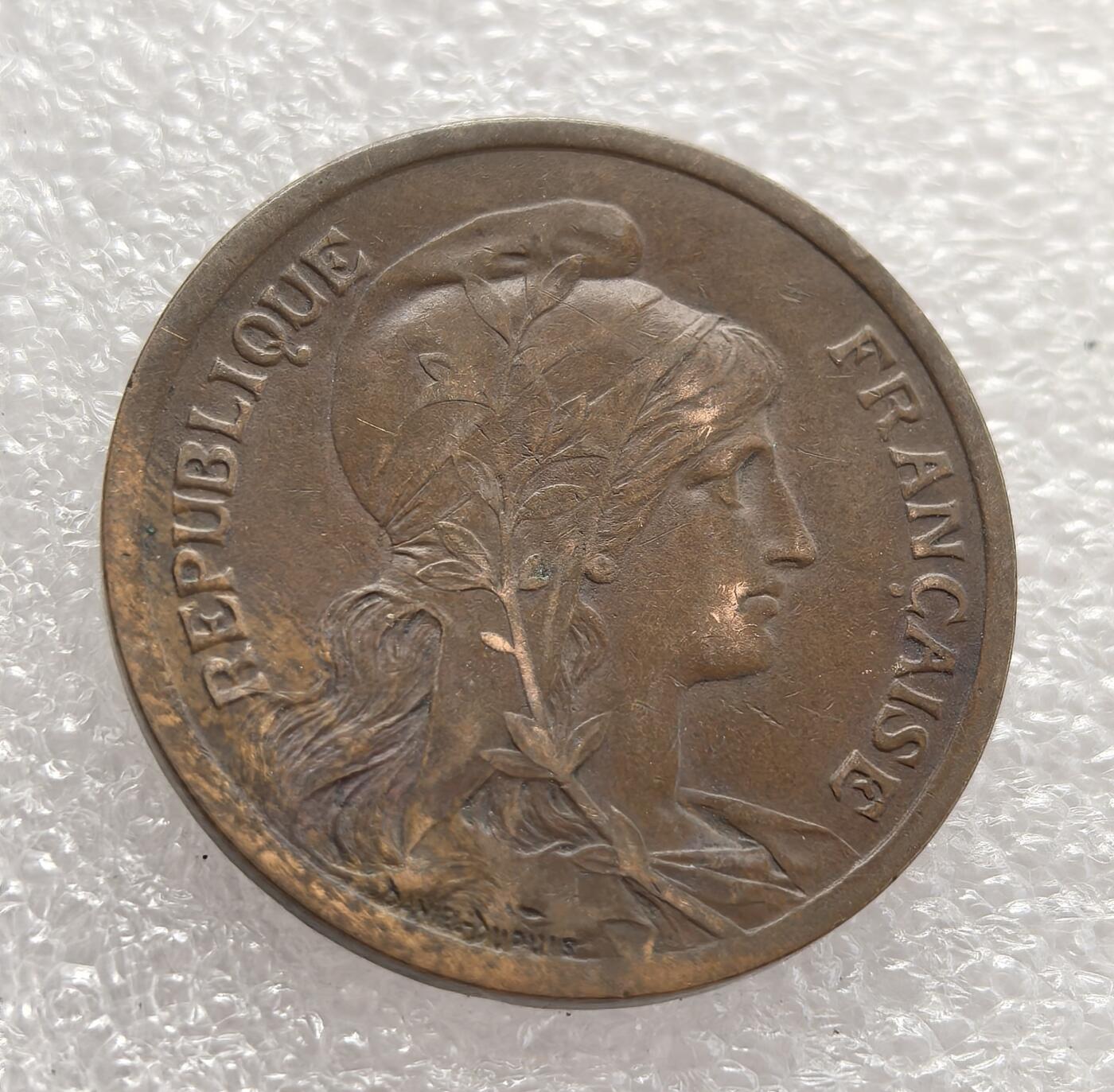 外国优质老铜币高银银币，周六九点倒数截拍，满百包邮，持续收拍，年后发货 法国 1917 年 10 生丁铜币，属于法兰西第三共和国时期的流通货币。当时法国正深陷一战泥潭，该币以象征共和的玛丽安娜头像与 “播种者” 图案为设计，见证了法国在战争中维系货币体系与国家凝聚力的努力，是一战时期法国社会经济的重要遗存。