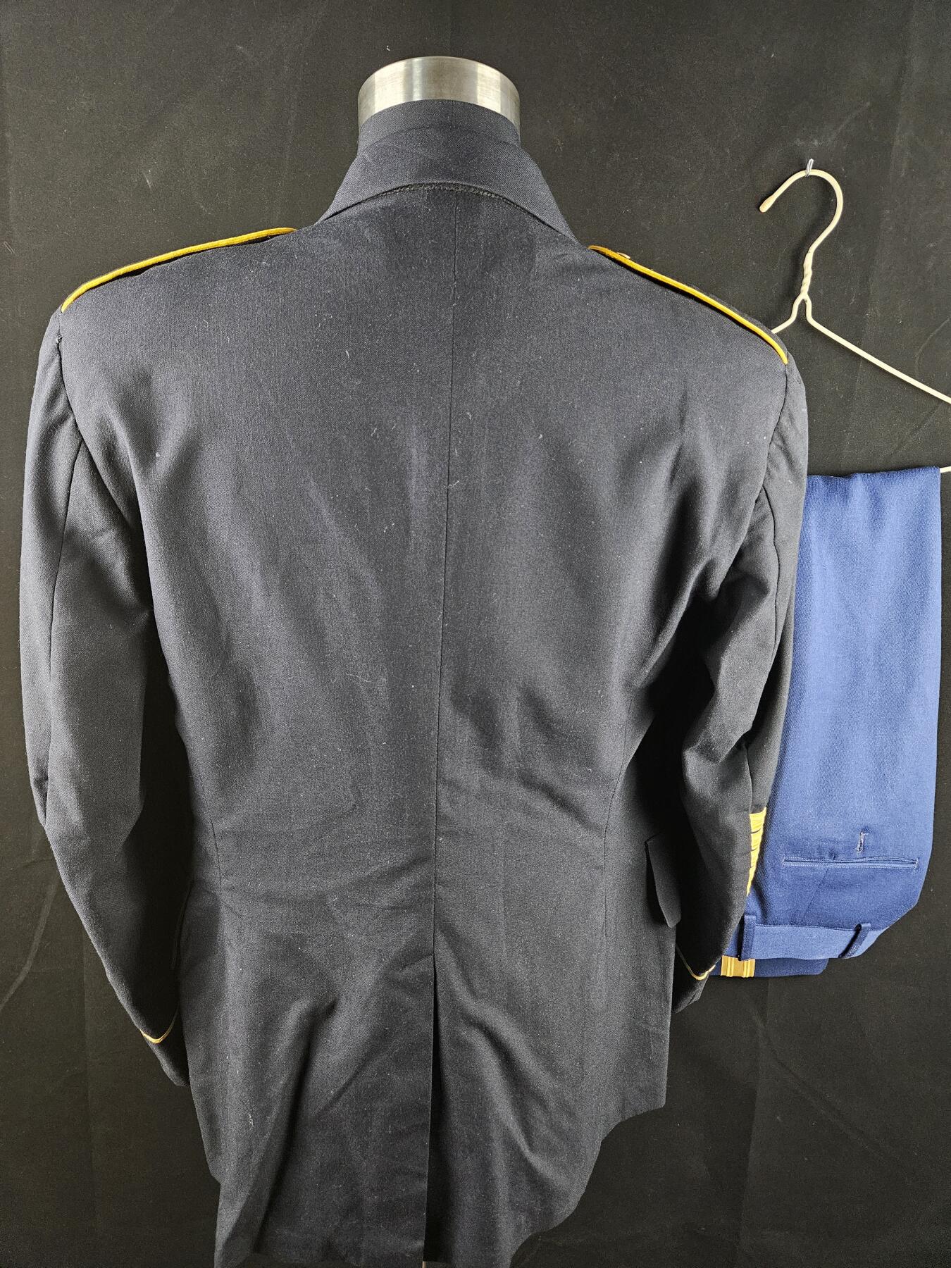 0元起拍勋章 第332期 咸鱼国勋章拍卖专场 2月8日（周日）下午6：00开始 美国陆军士官礼服一套 裤子马裤呢面料 胸围102 肩宽48 衣长76 袖长60 腰围83 裤长104