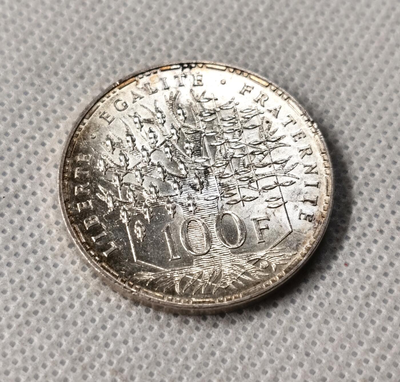 甄臻铺-世界币章拍卖（第49期）精品场拍品征集中，送拍享返佣金等优惠多多