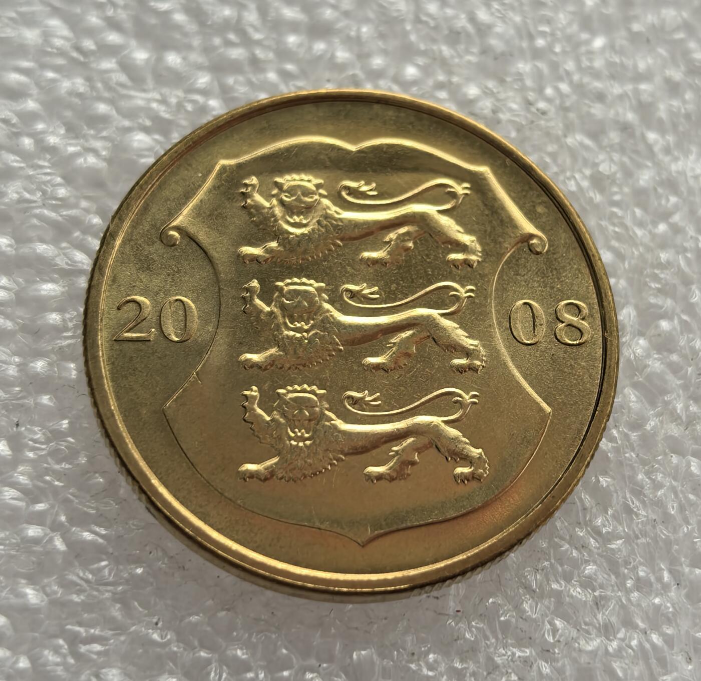 外国优质老铜币高银银币，周六九点倒数截拍，满百包邮，持续收拍，年后发货 爱沙尼亚2008 年1克朗流通硬币，正值其 1991 年独立后至 2011 年加入欧元区前的阶段。正面萌芽图案象征新生，背面三头狮子为国徽，见证了该国独立后的货币体系与国家象征。