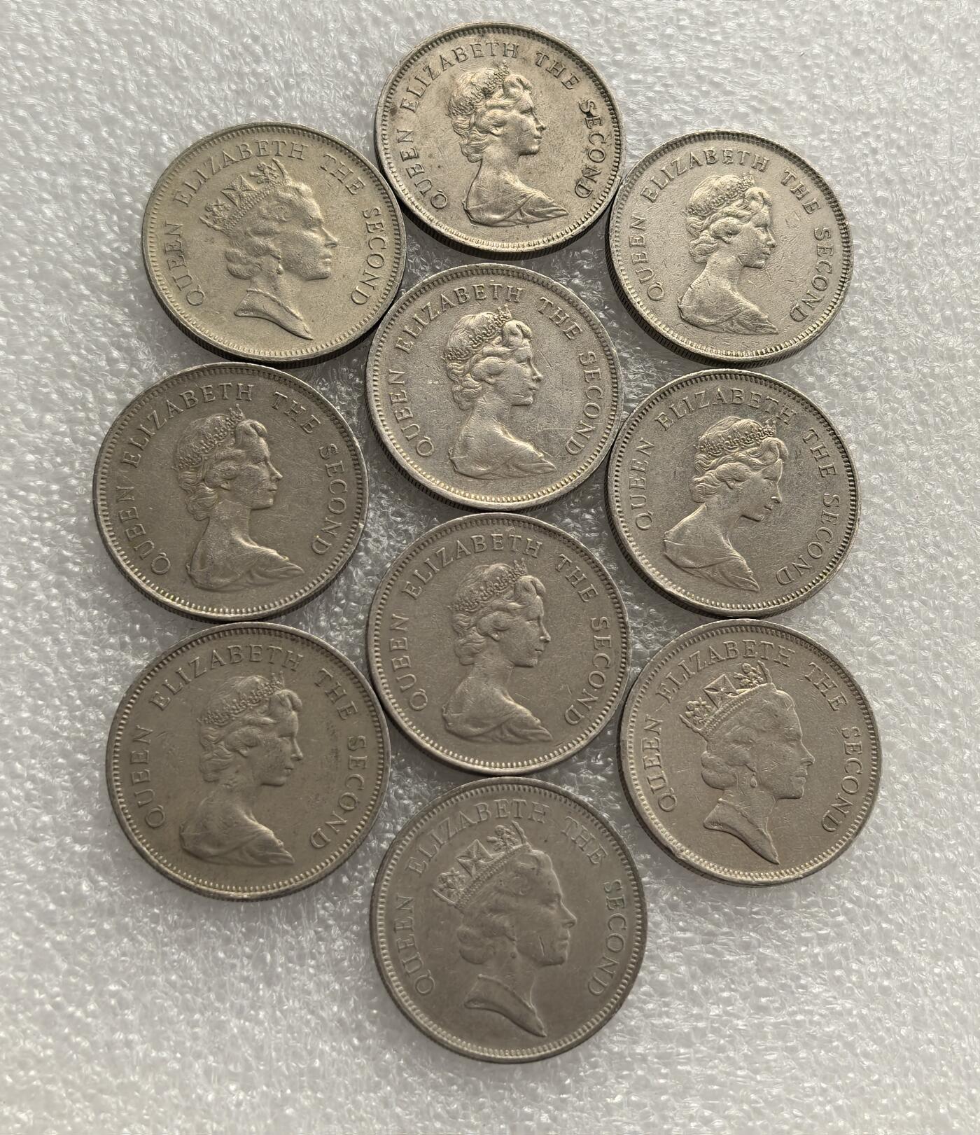 外国优质老铜币高银银币，周六九点倒数截拍，满百包邮，持续收拍，年后发货 20 世纪 70-80 年代英属香港   1 港元流通硬币，正面铸伊丽莎白二世头像，彰显英联邦殖民属性；背面为香港狮徽，标注面额与年份，见证殖民时期香港货币体系的稳定运行，是英属香港货币文化的典型遗存。