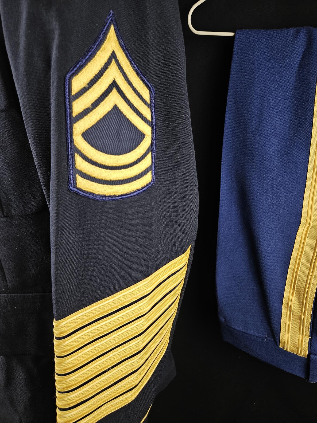 0元起拍勋章 第332期 咸鱼国勋章拍卖专场 2月8日（周日）下午6：00开始 美国陆军士官礼服一套 裤子马裤呢面料 胸围102 肩宽48 衣长76 袖长60 腰围83 裤长104