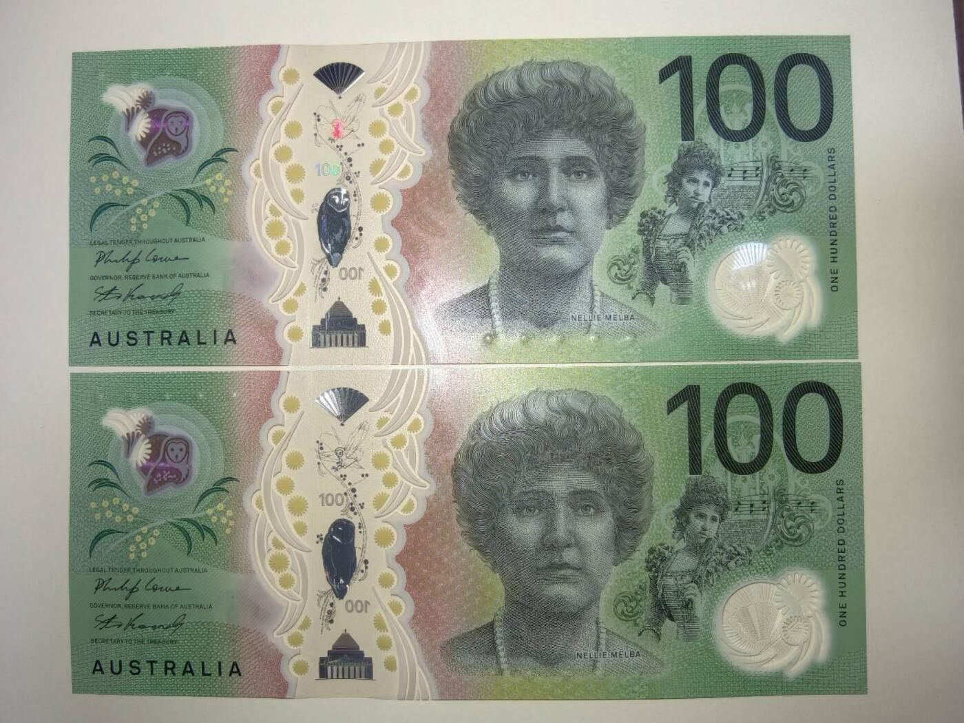 春节钱币瓷器清货捡漏拍场 澳大利亚新版100元塑料钞，全新UNC不连号两张，非常漂亮