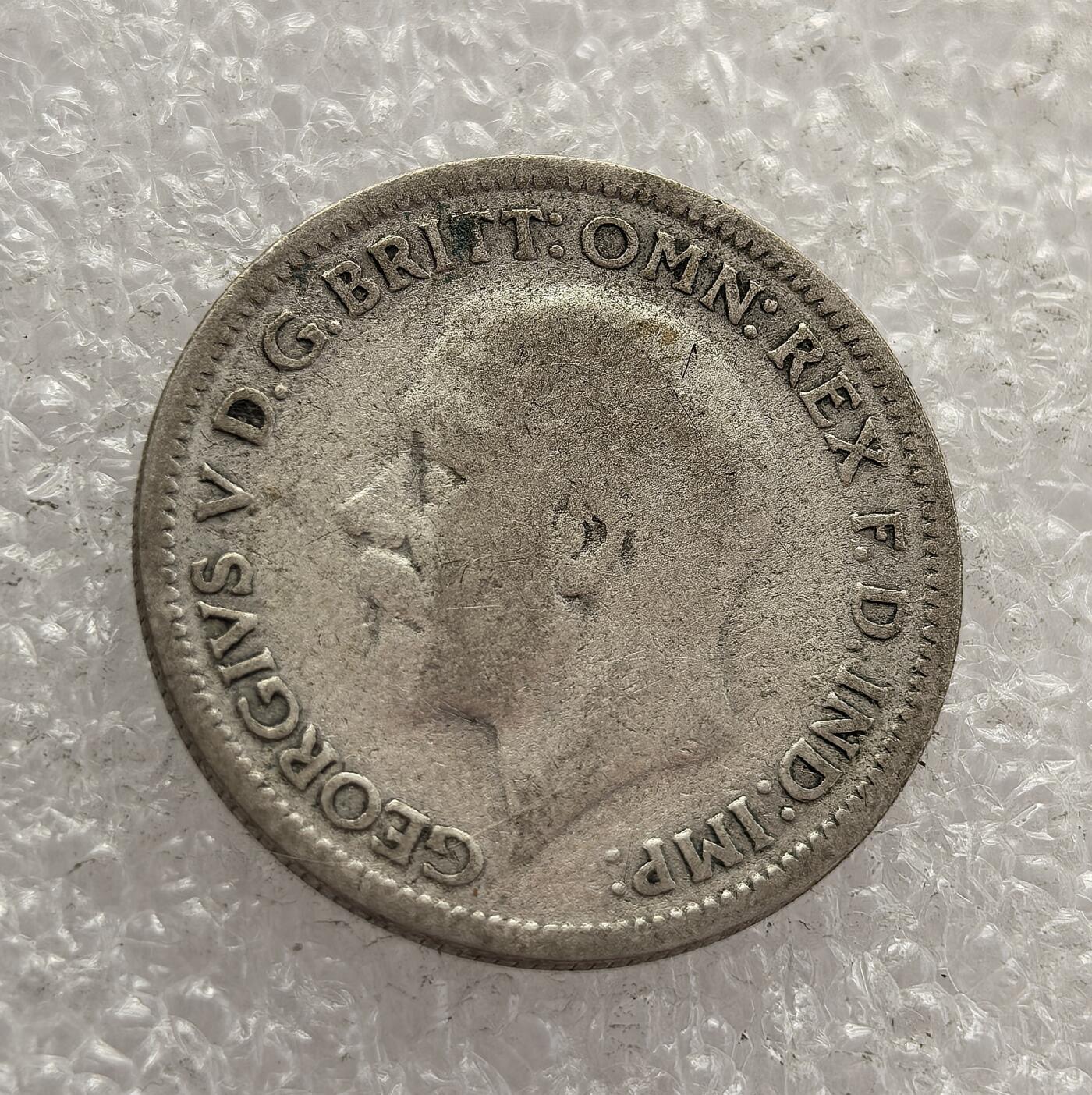 外国优质老铜币高银银币，周六九点倒数截拍，满百包邮，持续收拍，年后发货 英国 1931 年六便士银币，属于乔治五世时期的流通货币。当时英国正处于经济大萧条阶段，该币以橡树图案为设计，象征着英国的坚韧与稳定，是 20 世纪 30 年代英国应对经济危机、维系货币体系的重要见证。