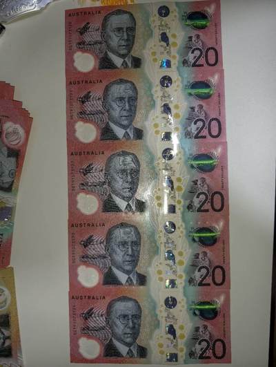春节钱币瓷器清货捡漏拍场 - 澳大利亚新版明亮版20元，全新UNC连号五张，很漂亮