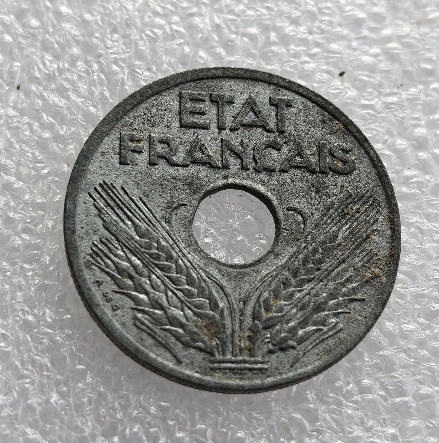 外国优质老铜币高银银币，周六九点倒数截拍，满百包邮，持续收拍，年后发货 法国维希政权 1941 年   20 生丁锌币，正值二战法国被占领时期。币面 “ETAT FRANCAIS” 标识维希政权，麦穗象征农业，中间圆孔是战时小额硬币的典型设计，见证了法国沦陷后的经济困境与特殊政治格局。