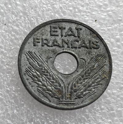外国优质老铜币高银银币，周六九点倒数截拍，满百包邮，持续收拍，年后发货 - 法国维希政权 1941 年   20 生丁锌币，正值二战法国被占领时期。币面 “ETAT FRANCAIS” 标识维希政权，麦穗象征农业，中间圆孔是战时小额硬币的典型设计，见证了法国沦陷后的经济困境与特殊政治格局。
