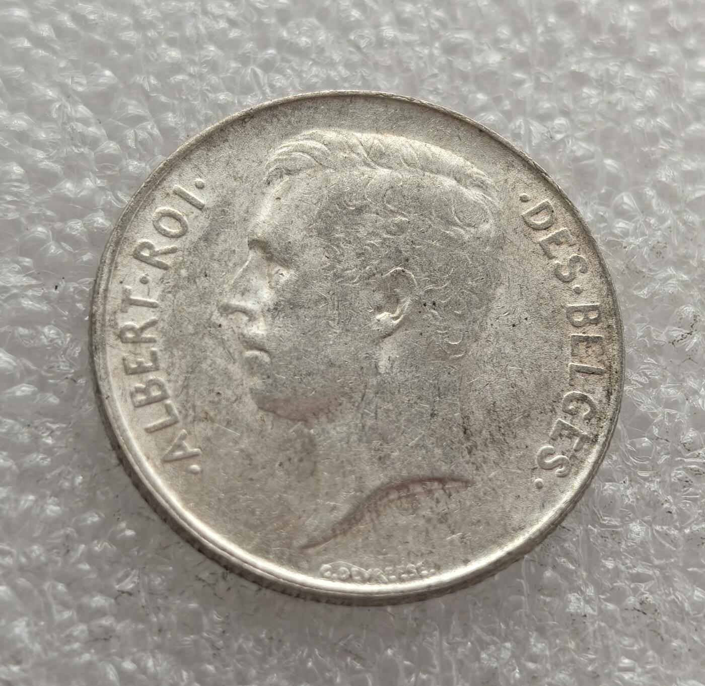 外国优质老铜币高银银币，周六九点倒数截拍，满百包邮，持续收拍，年后发货 比利时 1914 年 1 法郎银币，属于阿尔贝一世在位时期的流通货币。当时一战爆发，比利时虽遭德军入侵但仍坚守中立象征，该币以国王头像与 “团结就是力量” 格言为设计，是战时比利时维系国家精神与货币体系的见证。