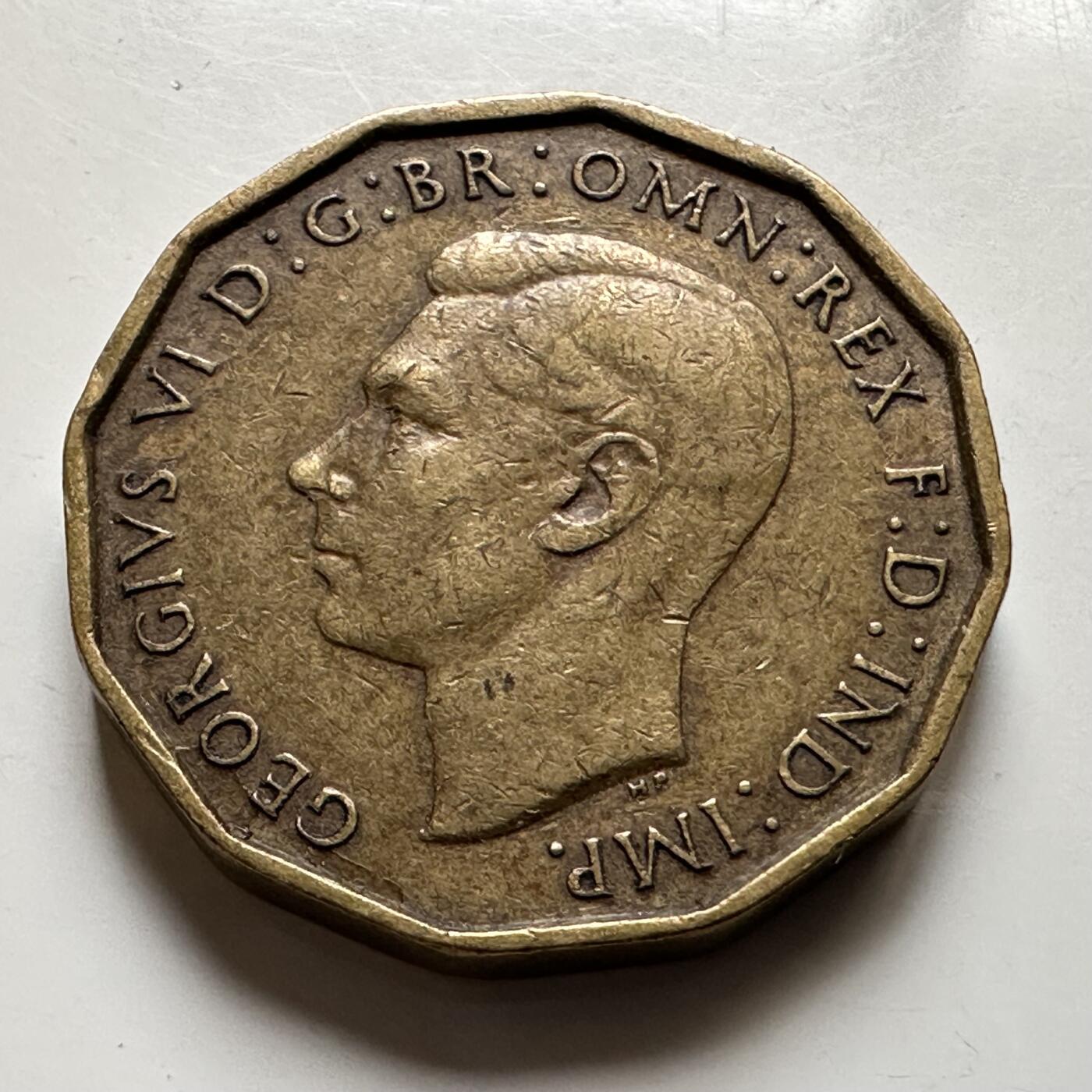 🌹外币初藏🌹🐯2026年第17场 快递将在12号停运 年前需发货的抓紧 ，年后正月十五恢复发货 英国1946年3便士 特年 a