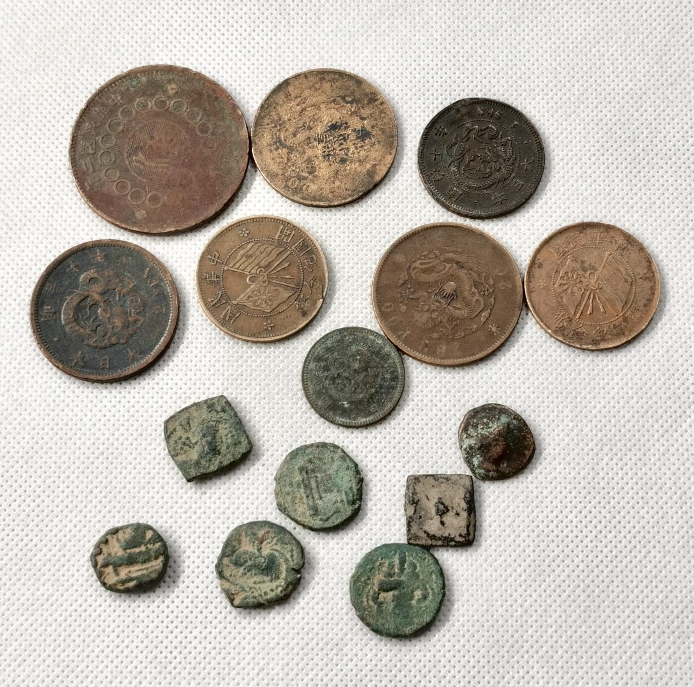 甄臻铺-世界币章拍卖（第49期）精品场拍品征集中，送拍享返佣金等优惠多多 8枚清代民国铜板，包含一枚大汉铜板和三枚日本龙洋辅币，以及七枚打制铜币种类比较多