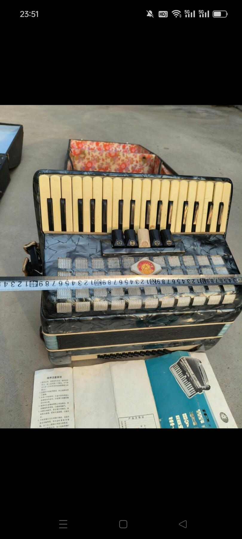 下乡淘到，文革时期星海牌手风琴，北京乐器厂1975年出厂，带有说明书，有编号有规格，品相好正常使用，音质嘹亮悦耳，可使用，收藏价值很高，保存完整，包老！