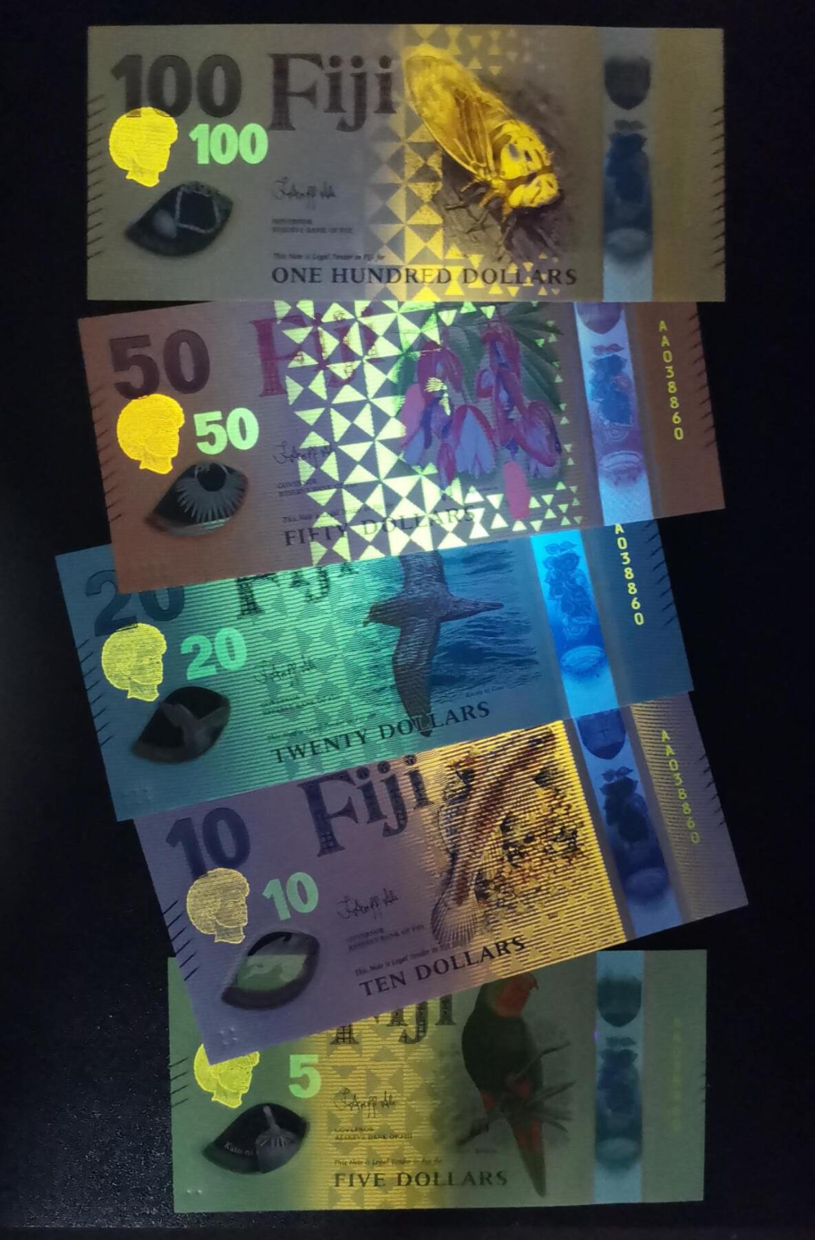 《艾美收藏》第231期-2.8周日外币精品(春节前收官)-世界最佳纸币特辑 (全同A038860)斐济2025年首发冠5-100元塑料钞一套UNC无47 超美荧光