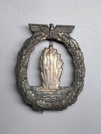 小驴勋章奖章收藏2月7日周六晚六点拍卖（珍爱和平，收藏战争，铭记历史，勿忘国耻，忠党爱国。有偿代拍，送拍规则在简介最后，参拍须阅读规则后再参拍，关系到运费包装发货时效真假辨别等关键信息，拍卖时不再发原图，看大图店主微信码在拍卖店铺介绍里） - 德国39改57版海军扫雷艇奖章，背打施未林Schwerin of Berlin厂标，符号被抠除，锌质铸造