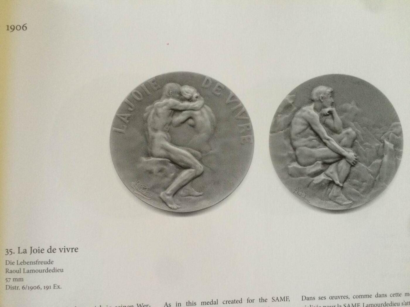 「木头集藏」“ 新岁撷珍”——章牌精品专场！ R. Lamourdedieu～1906年法国SAMF协会35号作品银章“生活的乐趣” ，法兰西章牌之友协会（SAMF）1906年发行，直径：57mm，83 g，包浆很漂亮，银章发行量仅70枚，边铭：丰饶角+ARGENT+火蝾螈+限量编号22。正面是一对情侣在热吻，背面是一名男子眺望朝阳。经典清凉章，完美展现人体的力与美。  SAMF协会章是法国新艺术章牌最杰出的代表，历来受到章牌收藏者的追捧。