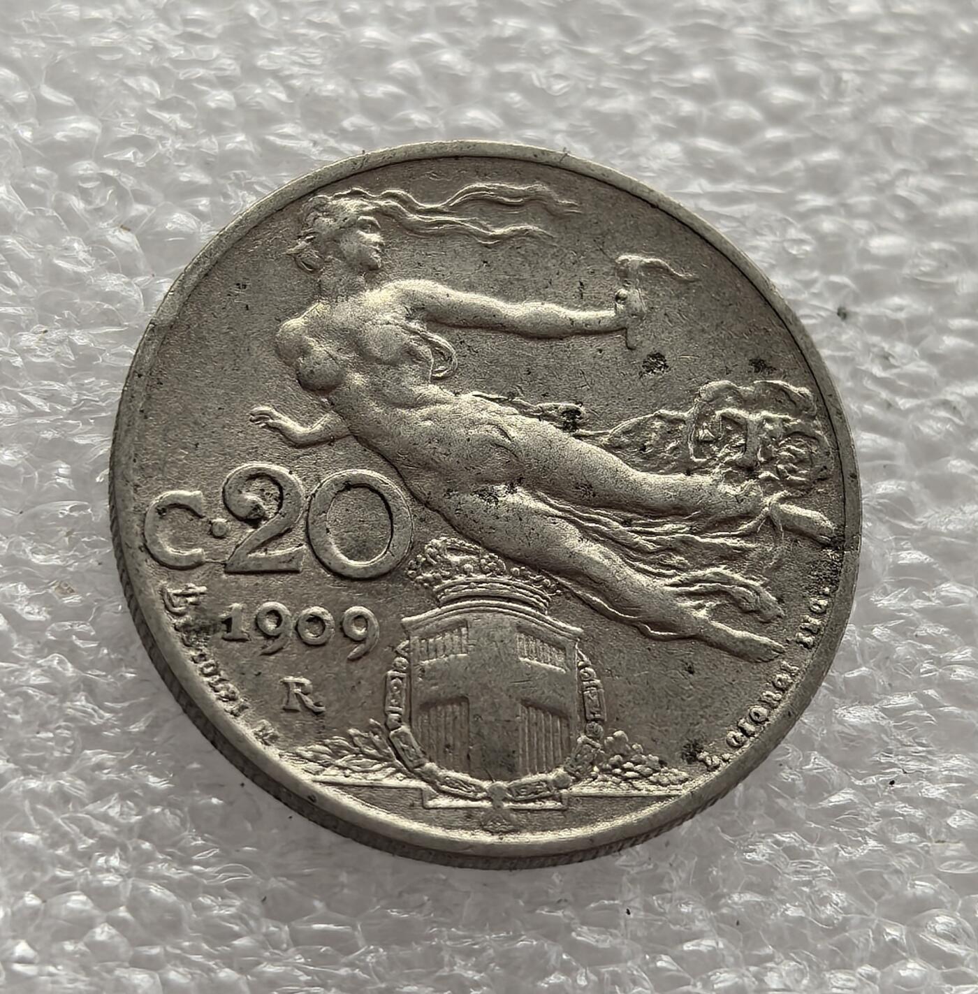 外国优质老铜币高银银币，周六九点倒数截拍，满百包邮，持续收拍，年后发货 意大利王国 1909 年20 分，属于维托里奥・埃马努埃莱三世统治时期的流通货币。当时意大利正处于工业化与殖民扩张阶段，币面的飞翔女神与麦穗图案象征国家活力与农业根基，见证了意大利近代化进程中的经济发展与国家认同。