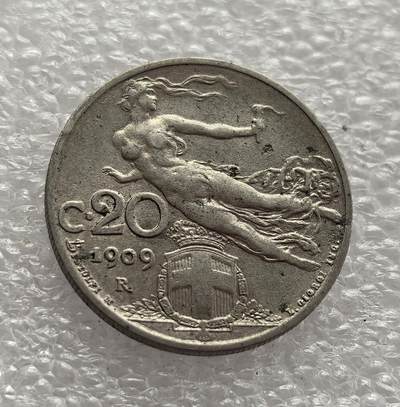 外国优质老铜币高银银币，周六九点倒数截拍，满百包邮，持续收拍，年后发货 - 意大利王国 1909 年20 分，属于维托里奥・埃马努埃莱三世统治时期的流通货币。当时意大利正处于工业化与殖民扩张阶段，币面的飞翔女神与麦穗图案象征国家活力与农业根基，见证了意大利近代化进程中的经济发展与国家认同。
