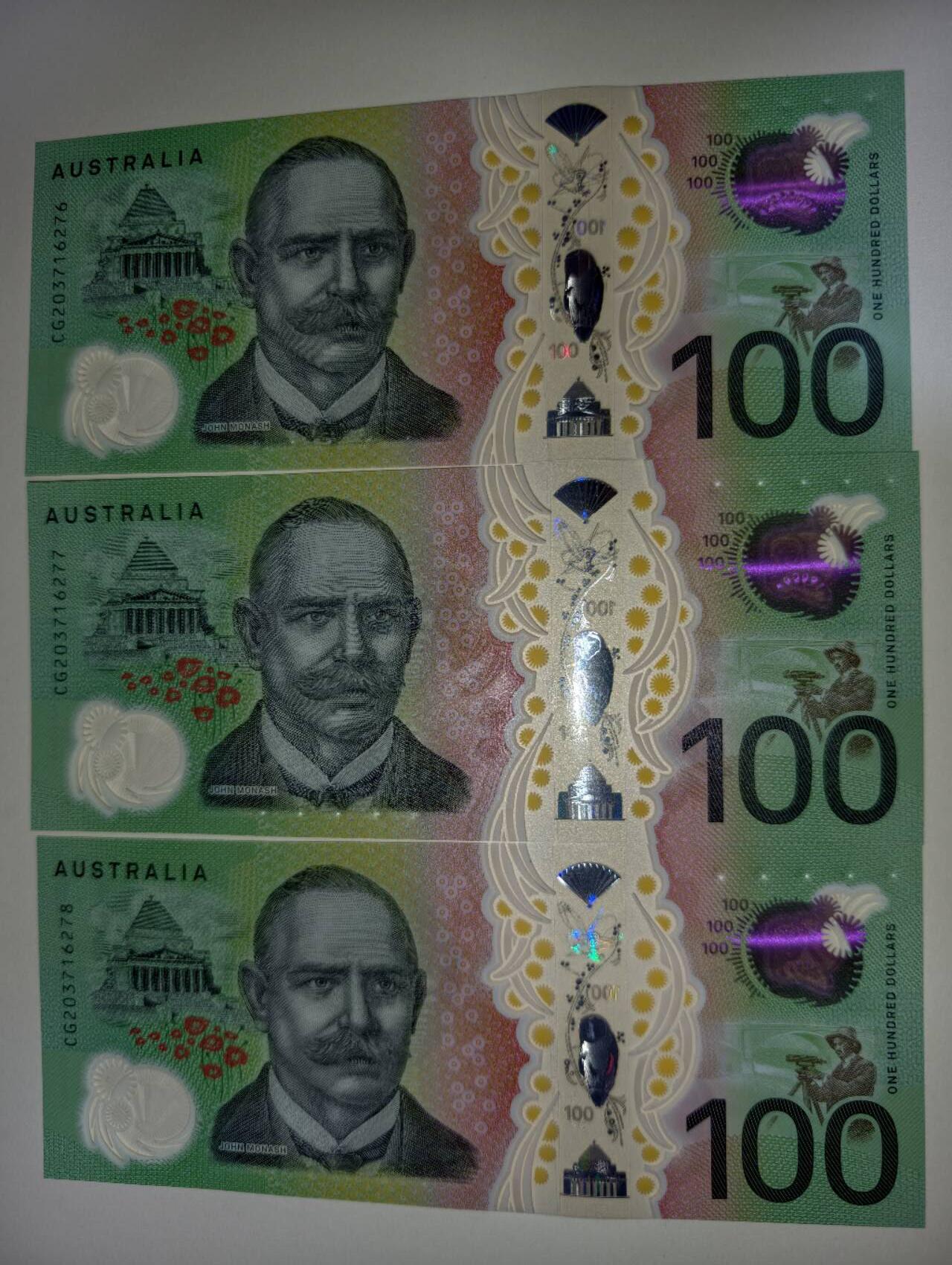 春节钱币瓷器清货捡漏拍场 澳大利亚新版100元塑料钞，全新UNC连号三张，非常漂亮