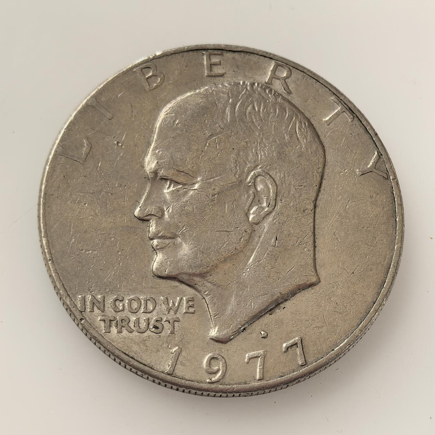 外国优质老铜币高银银币，周六九点倒数截拍，满百包邮，持续收拍，年后发货 1977 年美国艾森豪威尔一美元硬币，正面铸第 34 任总统、二战盟军统帅艾森豪威尔头像，背面为美国国鸟白头鹰，发行于 1971-1978 年，铜镍材质，承载美国战后货币与历史人物纪念的双重意义。