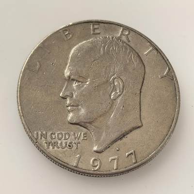 外国优质老铜币高银银币，周六九点倒数截拍，满百包邮，持续收拍，年后发货 - 1977 年美国艾森豪威尔一美元硬币直径37.8mm，正面铸第 34 任总统、二战盟军统帅艾森豪威尔头像，背面为美国国鸟白头鹰，发行于 1971-1978 年，铜镍材质，承载美国战后货币与历史人物纪念的双重意义。