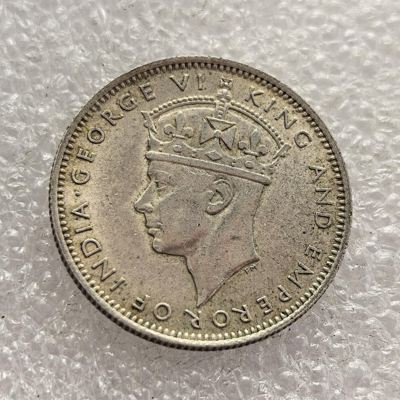 外国优质老铜币高银银币，周六九点倒数截拍，满百包邮，持续收拍，年后发货 马来亚 1939 年   20 分银币，属于乔治六世时期的流通货币。当时马来亚处于英国殖民统治下，该币由货币专员署发行，见证了殖民时期马来亚的货币体系建设，也是二战前夕东南亚殖民经济与政治格局的重要遗存。