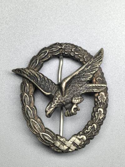 小驴勋章奖章收藏2月7日周六晚六点拍卖（珍爱和平，收藏战争，铭记历史，勿忘国耻，忠党爱国。有偿代拍，送拍规则在简介最后，参拍须阅读规则后再参拍，关系到运费包装发货时效真假辨别等关键信息，拍卖时不再发原图，看大图店主微信码在拍卖店铺介绍里） - 德国39改57版空军航炮手奖章，背打BSW三叶草厂标，铜合金镀银，别扣上部铆钉有替换，符号抠除