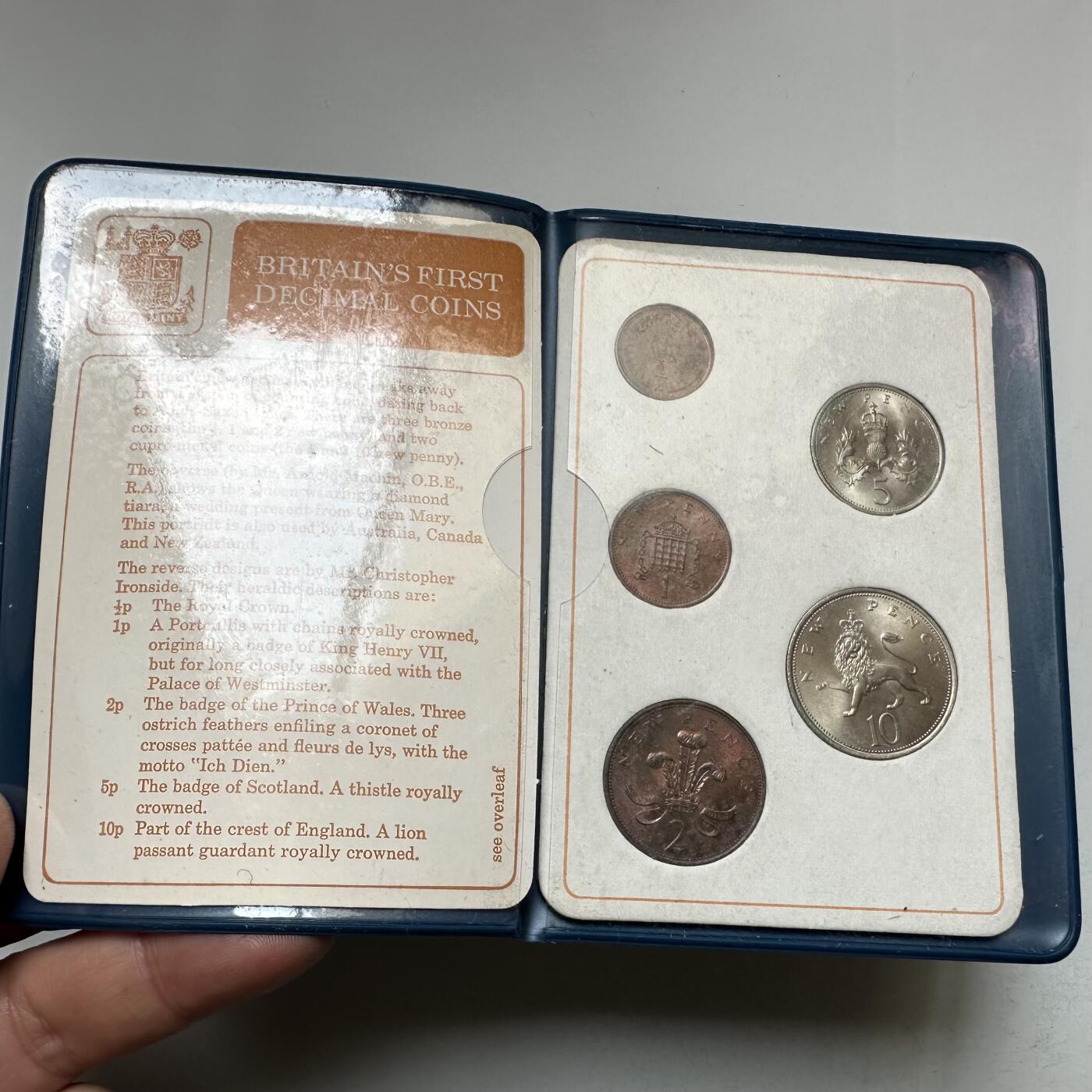 🌹外币初藏🌹🐯2026年第17场 快递将在12号停运 年前需发货的抓紧 ，年后正月十五恢复发货 英国十进制新便士5枚套 原装册 b