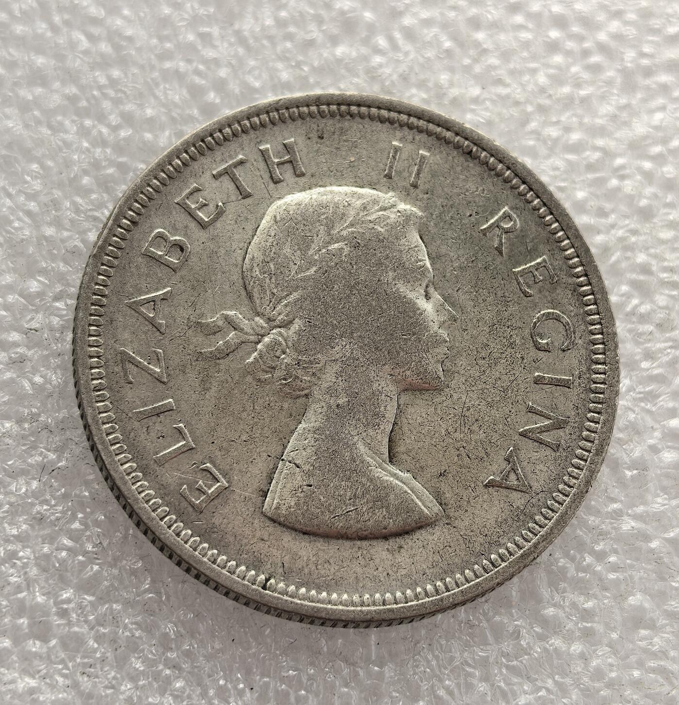 外国优质老铜币高银银币，周六九点倒数截拍，满百包邮，持续收拍，年后发货 南非 1953 年   2.5 先令银币，属于伊丽莎白二世登基初期的流通货币。当时南非仍处于英联邦框架内，该币以女王头像与南非国徽为设计，见证了英国殖民遗产与南非本土身份的交织，是种族隔离初期南非货币体系的重要遗存。