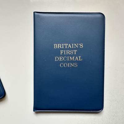 🌹外币初藏🌹🐯2026年第17场 快递将在12号停运 年前需发货的抓紧 ，年后正月十五恢复发货 - 英国十进制新便士5枚套 原装册 b