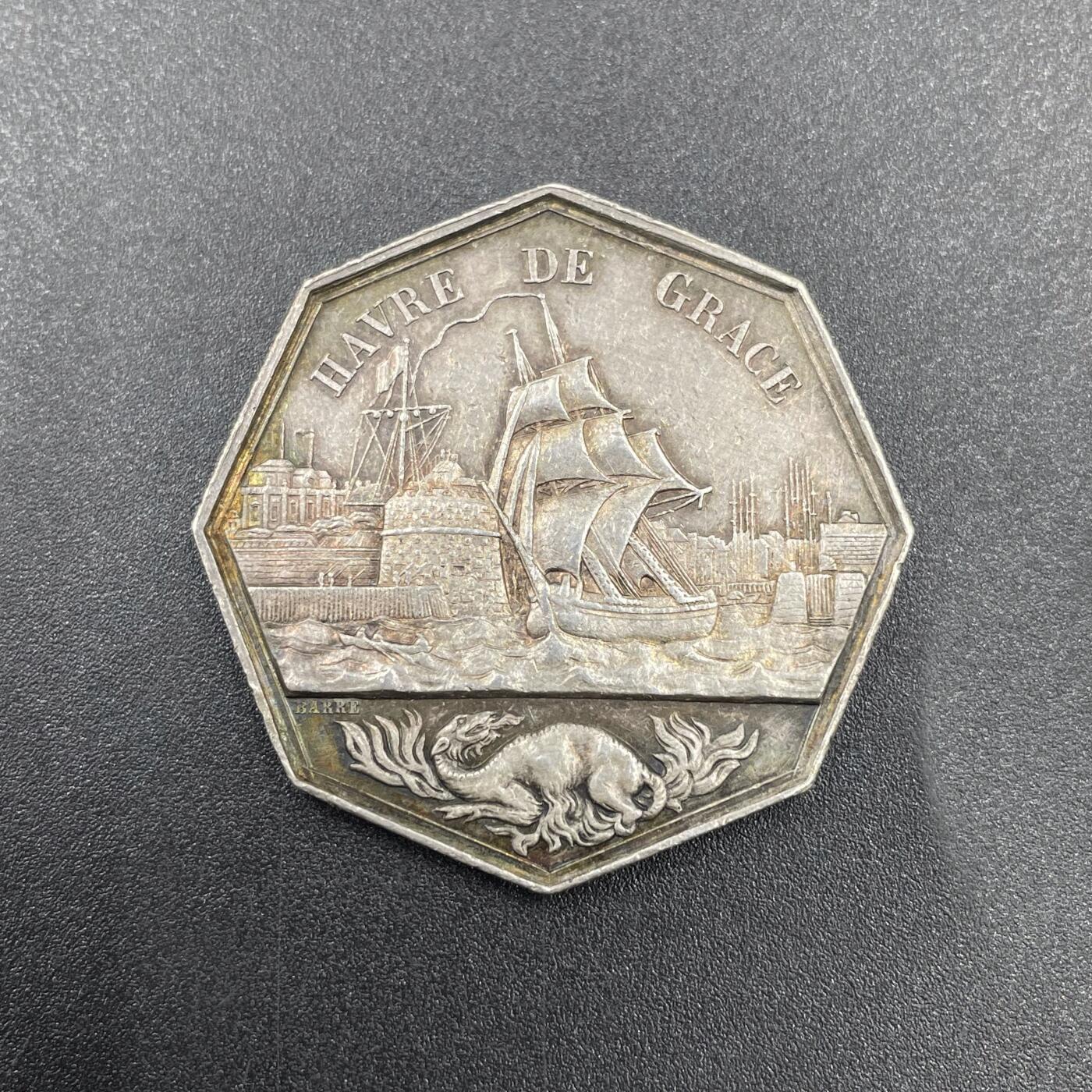 「木头集藏」“ 新岁撷珍”——章牌精品专场！ Barre～法国勒阿弗尔商会八角银章，直径：32 mm，16.1 g， 边铭：手指 ARGENT （1845-1860年），彩色氧化很美！