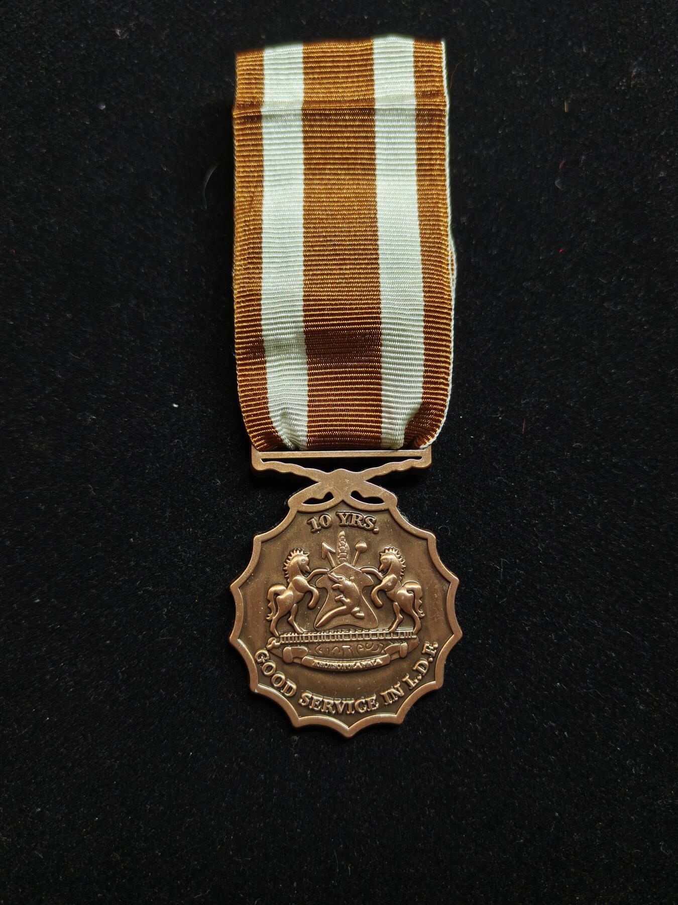 2026新年第一场  莱索托王国铜级军事服役奖章   授予为莱索托王国服役满10年且无过错的军人，作为一个国中之国，莱索托王国人口仅仅230万，军队更是少的可怜仅仅只有三千人这还是陆海空三军