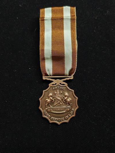 2026新年第一场  - 莱索托王国铜级军事服役奖章   授予为莱索托王国服役满10年且无过错的军人，作为一个国中之国，莱索托王国人口仅仅230万，军队更是少的可怜仅仅只有三千人这还是陆海空三军