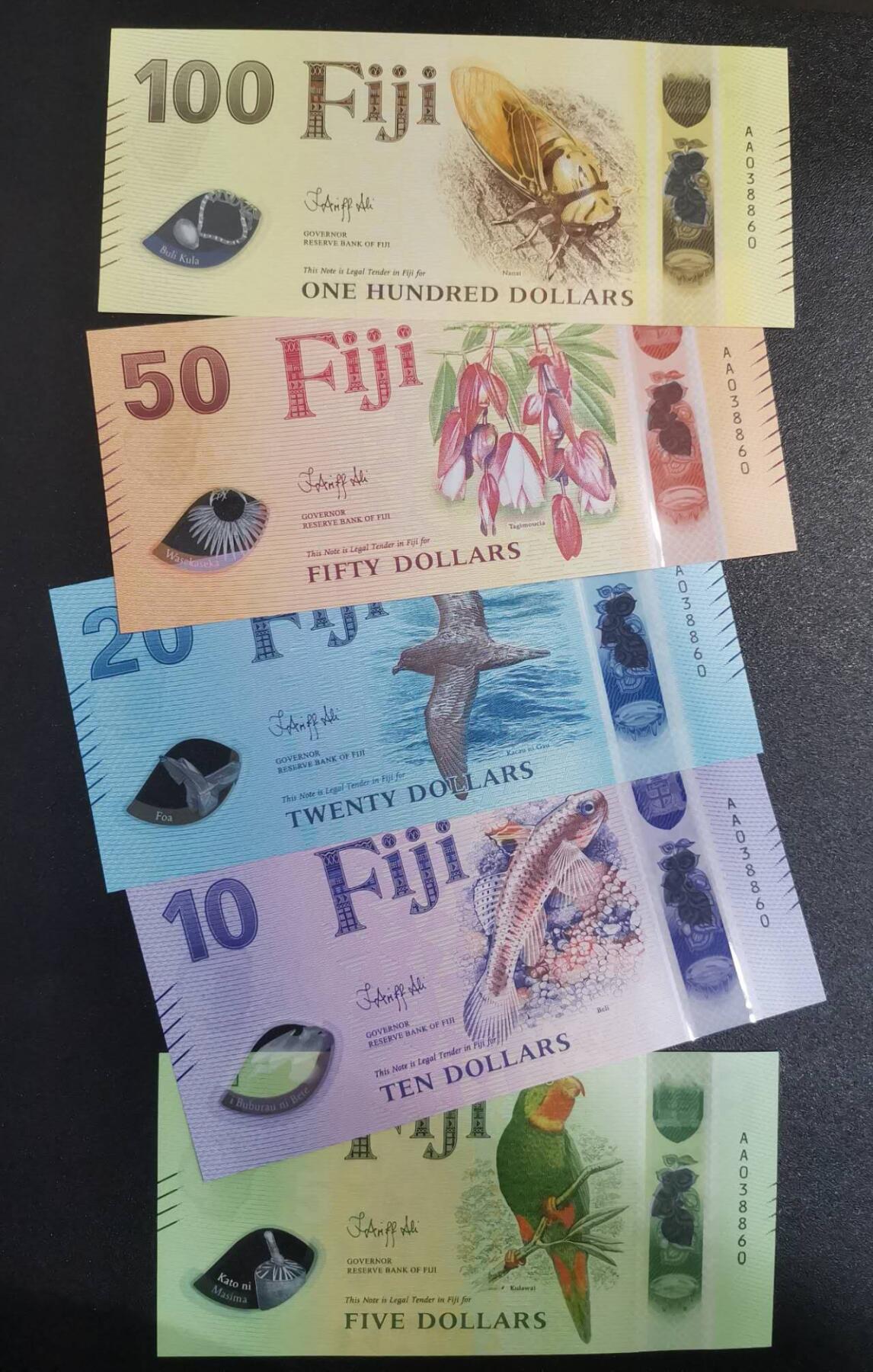 《艾美收藏》第231期-2.8周日外币精品(春节前收官)-世界最佳纸币特辑 (全同A038860)斐济2025年首发冠5-100元塑料钞一套UNC无47 超美荧光