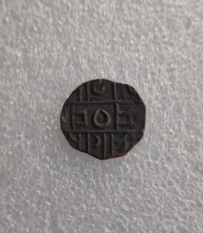 瓶子🏺第228期拍卖会 - 19世纪（1835–1910年）1/2卢比（Deb）也被称为Matam 正面：中央为九宫格布局，中心是藏文数字“༠”（零），周围环绕着藏文数字“༡ ༢ ༣ ༤ ༥ ༦ ༧ ༨”（1–8），象征佛教的九宫八卦。 背面（图二）：同样是九宫格布局，包含藏传佛教的吉祥符号，如金刚杵（Dorje）、月牙、结印等，这些符号代表着力量、保护与吉祥。