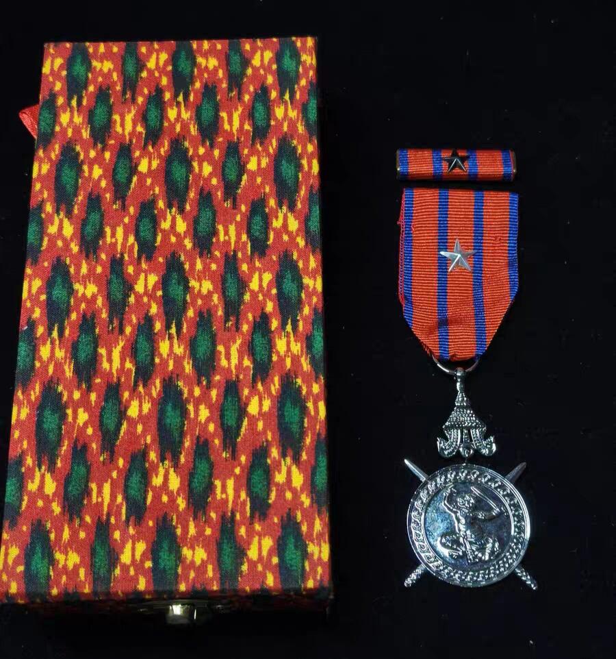 2026新年第一场  少见 柬埔寨银级国防奖章 带原盒 带战斗星勋饰