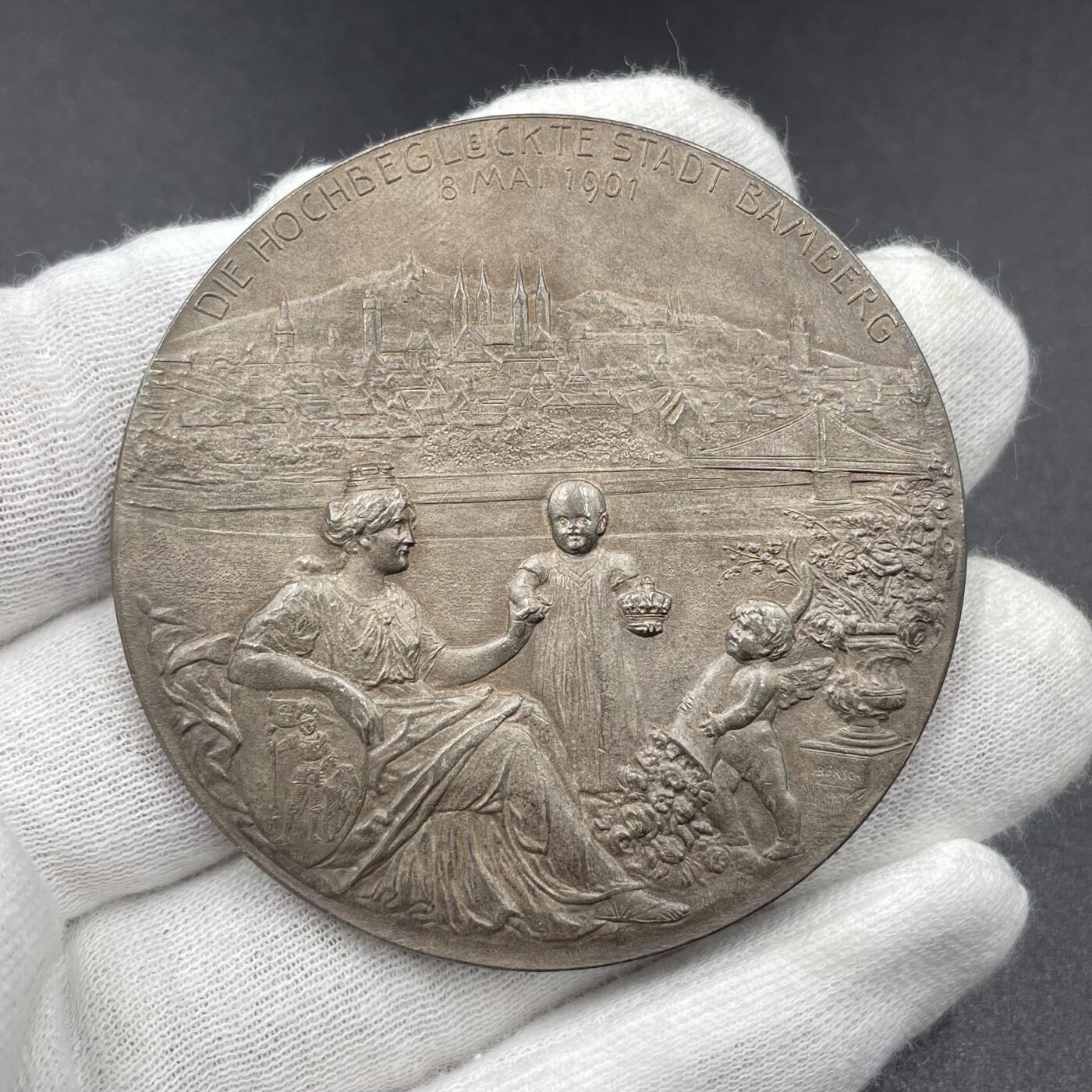 「木头集藏」“ 新岁撷珍”——章牌精品专场！ Börsch～1901年德国巴伐利亚柳特波德摄政王四世同堂银章，直径：55mm，75g，银章少见。纪念巴伐利亚摄政王柳特波德的重孙小柳特波德王子出生。正面中间那个小孩儿就是小柳特波德王子，小王子上方是他的曾祖柳特波德摄政王，左方是他的祖父母、后来的巴伐利亚末代国王路德维希三世夫妇，右方是他的父母、后来的巴伐利亚末代王储鲁普雷希特夫妇，下方是他的叔父和婶婶卡尔亲王夫妇。