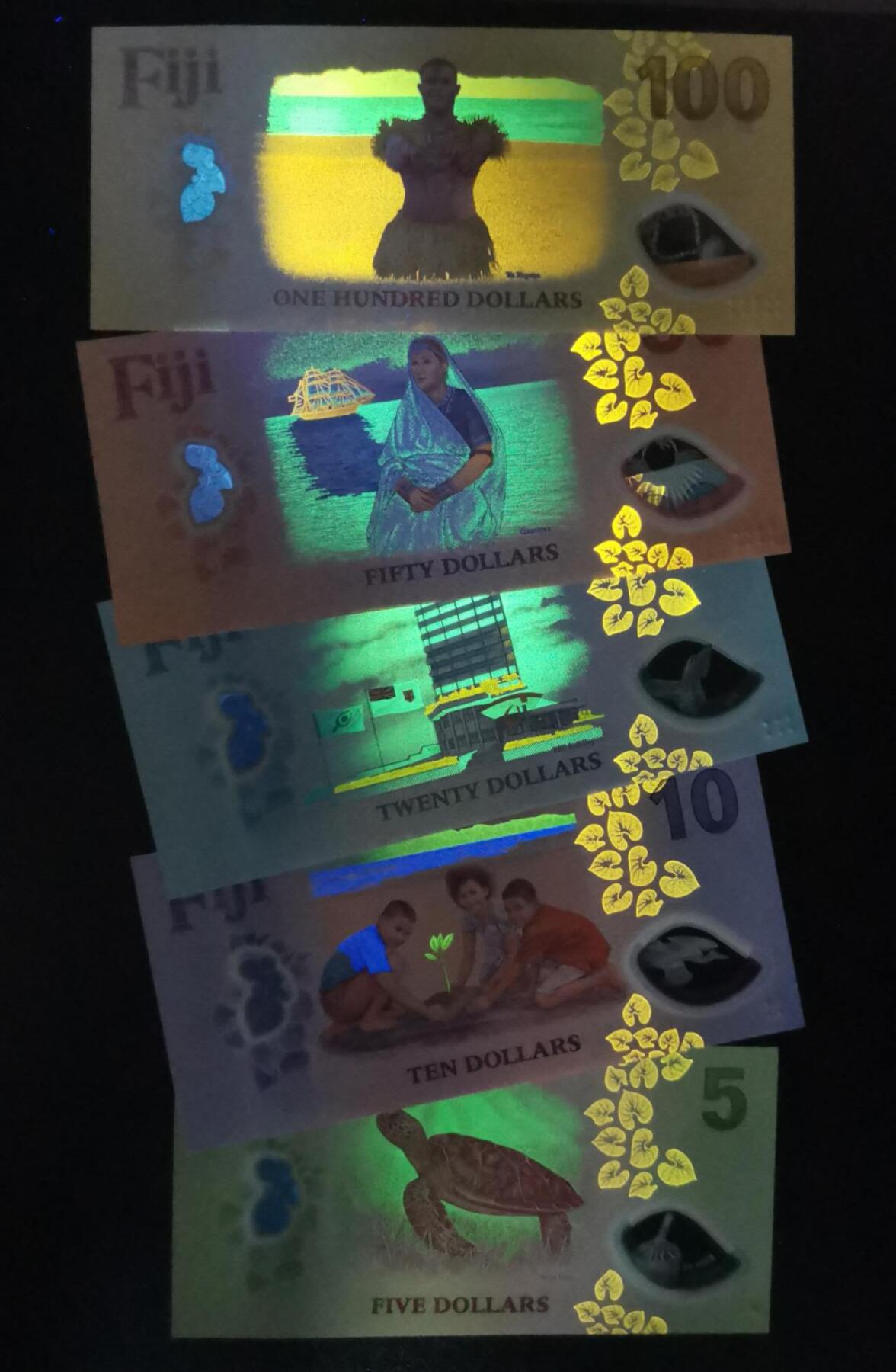 《艾美收藏》第231期-2.8周日外币精品(春节前收官)-世界最佳纸币特辑 (全同A038860)斐济2025年首发冠5-100元塑料钞一套UNC无47 超美荧光