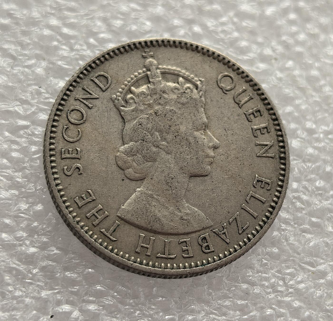 外国优质老铜币高银银币，周六九点倒数截拍，满百包邮，持续收拍，年后发货 英属东非 1954 年   50 分（半先令），属于伊丽莎白二世初期的货币。币面狮子与乞力马扎罗山的设计，见证了英国殖民统治末期东非的货币体系，也反映了战后非洲民族独立运动兴起前的殖民经济特征。