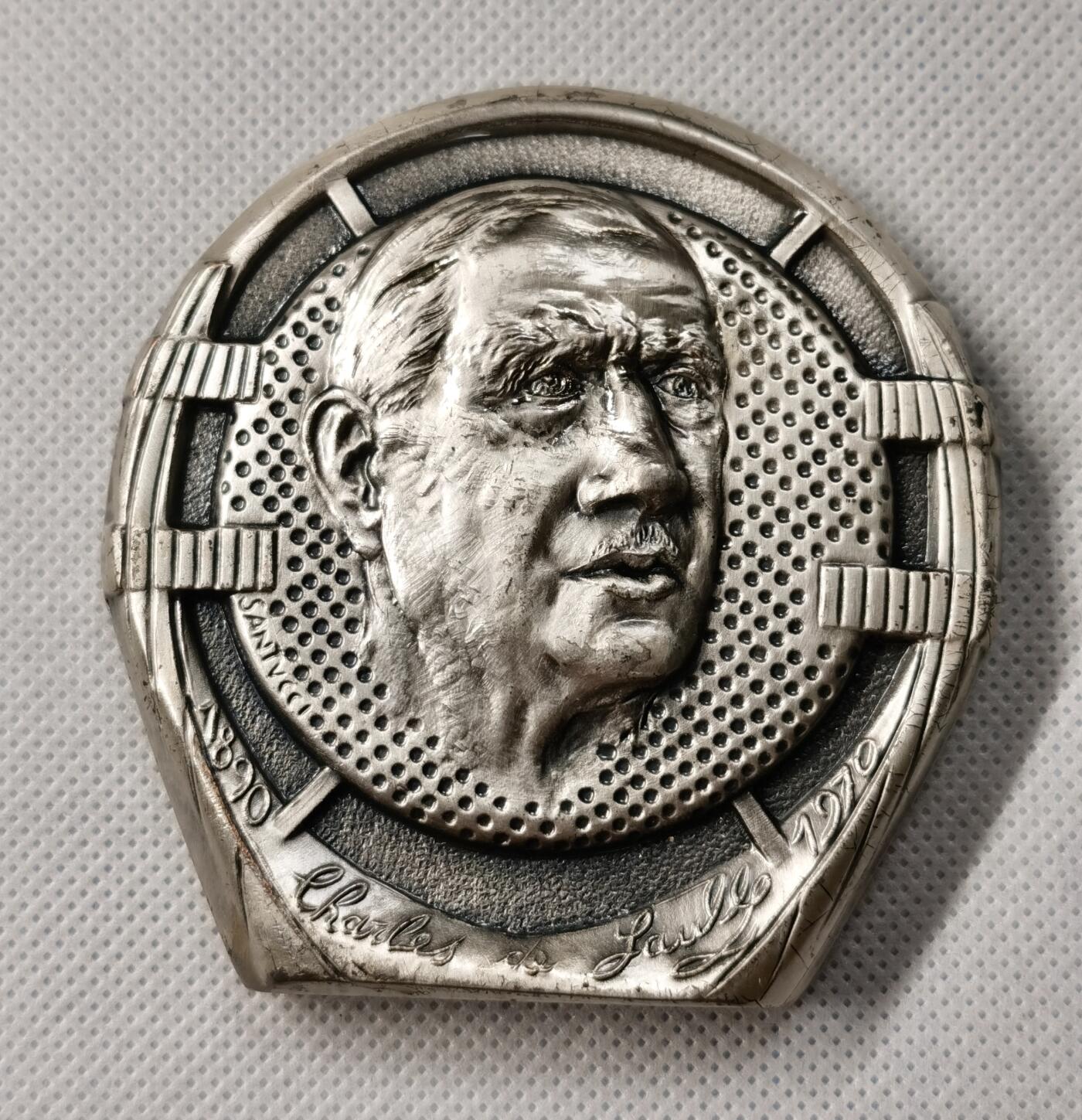 甄臻铺-世界币章拍卖（第49期）精品场拍品征集中，送拍享返佣金等优惠多多 法国艺术大章 戴高乐诞辰100年纪念章 高浮雕精制 超大镀银章 72*74.5MM 173.3克 人物立体感十足 眼睛有神