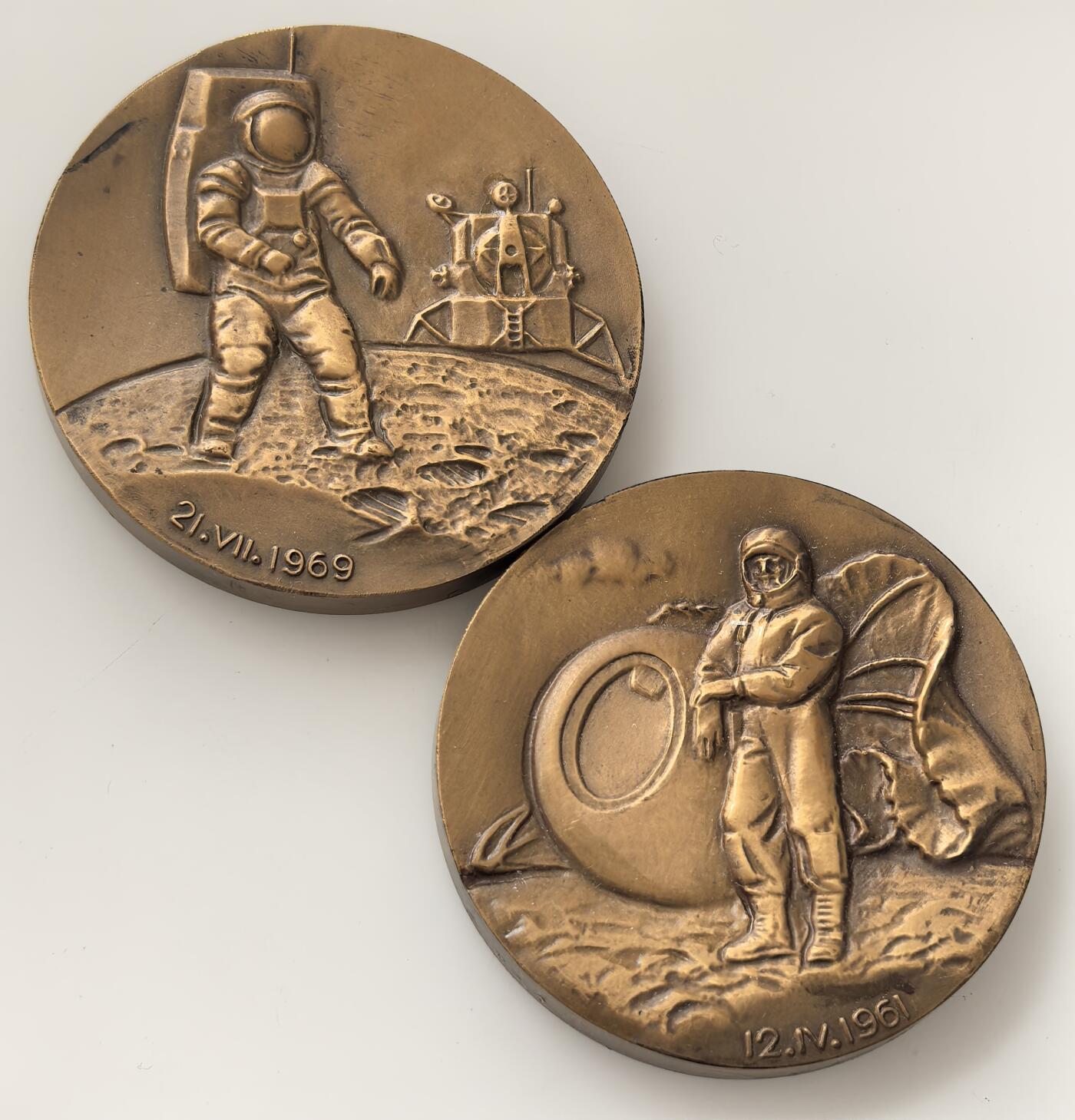 外国优质老铜币高银银币，周六九点倒数截拍，满百包邮，持续收拍，年后发货 苏联发行首位宇航员加加林和首位登月者阿姆斯特朗大铜章2枚，以双语铭文与航天浮雕，见证美苏太空竞赛时代的航天突破。