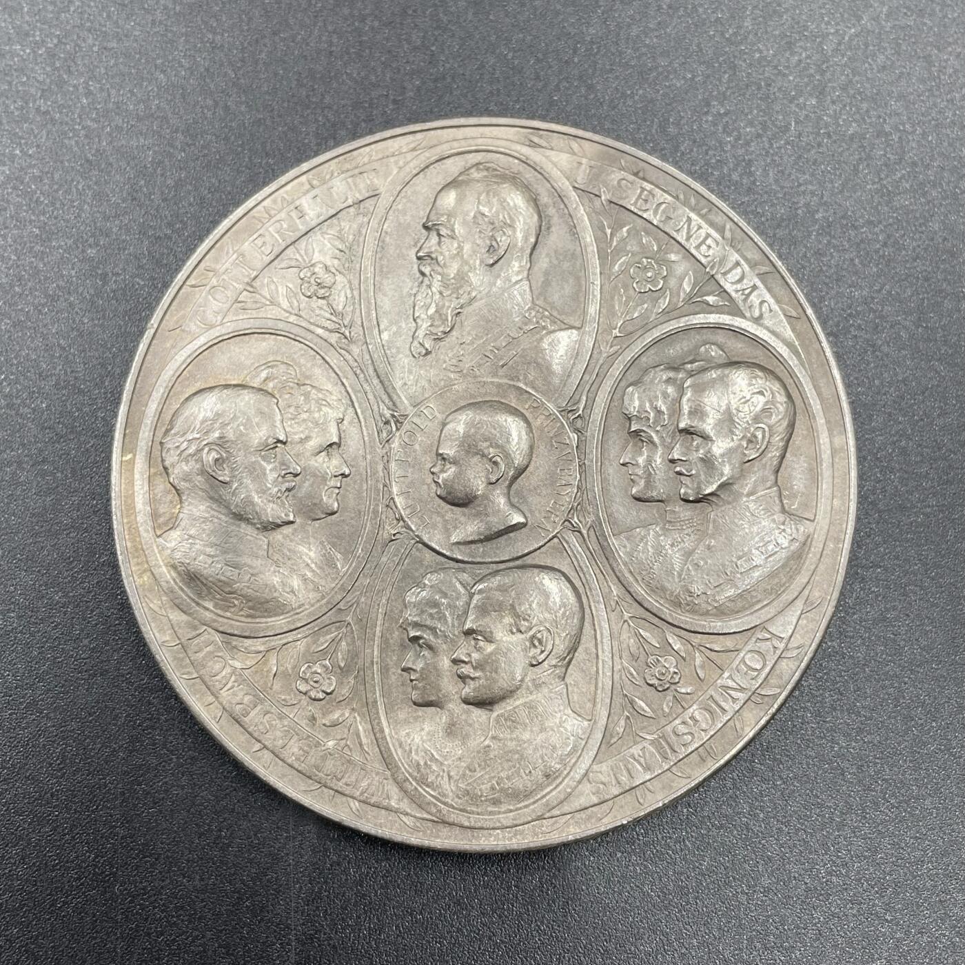 「木头集藏」“ 新岁撷珍”——章牌精品专场！ Börsch～1901年德国巴伐利亚柳特波德摄政王四世同堂银章，直径：55mm，75g，银章少见。纪念巴伐利亚摄政王柳特波德的重孙小柳特波德王子出生。正面中间那个小孩儿就是小柳特波德王子，小王子上方是他的曾祖柳特波德摄政王，左方是他的祖父母、后来的巴伐利亚末代国王路德维希三世夫妇，右方是他的父母、后来的巴伐利亚末代王储鲁普雷希特夫妇，下方是他的叔父和婶婶卡尔亲王夫妇。